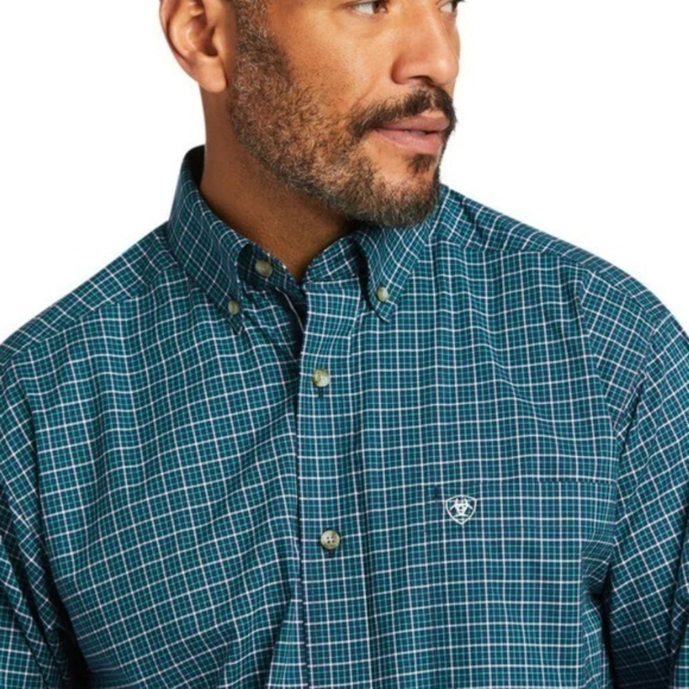 Ariat pro series plaid long blue green plaid long sleeved shirt in size Medium